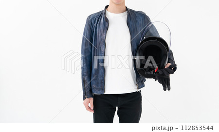 ヘルメットを持った男性ライダー 112853544
