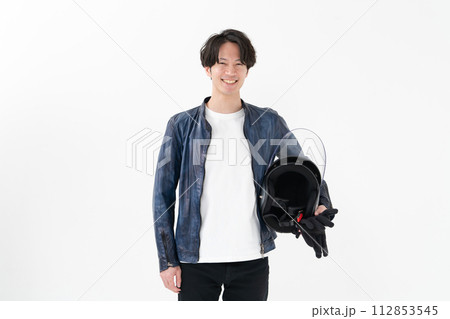 ヘルメットを持った男性ライダー ヘルメットを持った男性ライダー 112853545