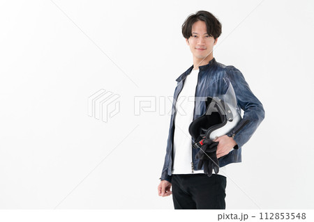 ヘルメットを持った男性ライダー ヘルメットを持った男性ライダー 112853548