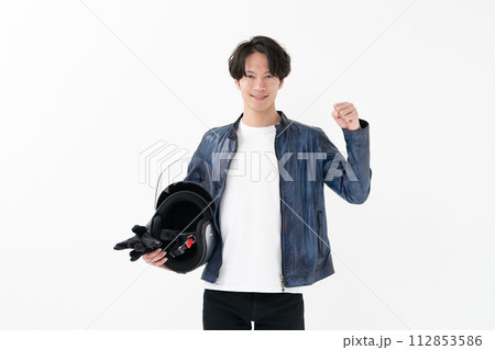 ヘルメットを持ってガッツポーズをする男性 ヘルメットを持ってガッツポーズをする男性 112853586