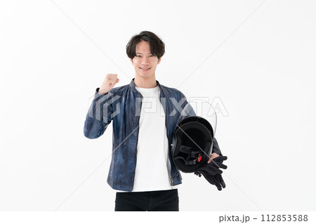 ヘルメットを持ってガッツポーズをする男性 ヘルメットを持ってガッツポーズをする男性 112853588