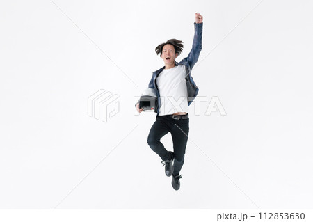 ヘルメットを持って飛び跳ねる男性 112853630