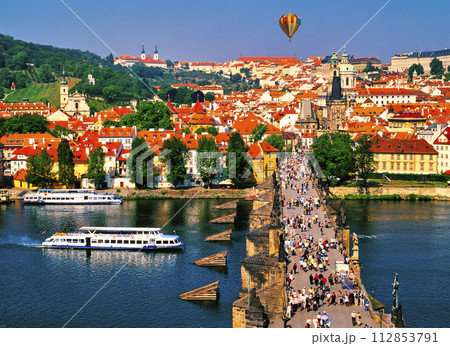 プラハのカレル橋上空を漂うバルーン 112853791