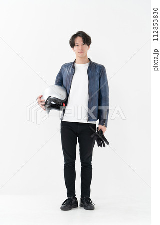 ヘルメットを持った男性ライダー 112853830
