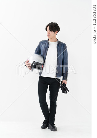 ヘルメットを持った男性ライダー ヘルメットを持った男性ライダー 112853831