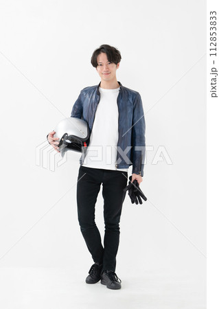 ヘルメットを持った男性ライダー ヘルメットを持った男性ライダー 112853833