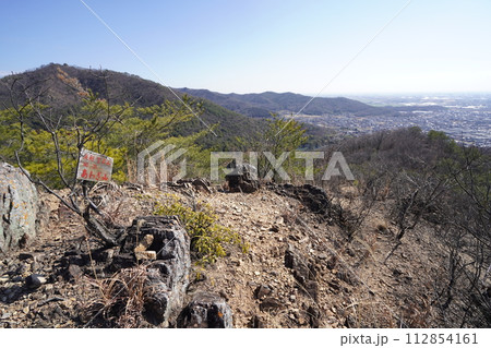 足利市　長林寺ー大坊山ハイキング道　岩稜のピーク（あわぎ山）からの眺め　2024年2月17日 112854161