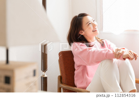 部屋でリラックスする若い女性 112854316