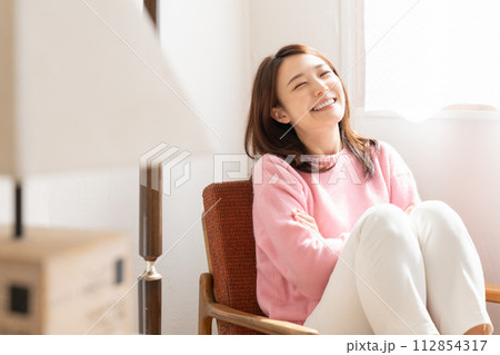 部屋でリラックスする若い女性 部屋でリラックスする若い女性 112854317