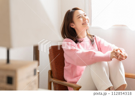 部屋でリラックスする若い女性 112854318