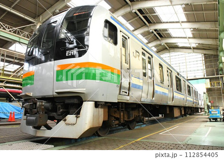車両基地に停車するE217系電車（湘南色＋横須賀色） 112854405