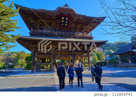秋の神奈川県鎌倉市 建長寺 山門(三門)を観光客越しに見る 112854741