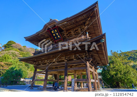 秋の神奈川県鎌倉市 建長寺 山門(三門)を見る 112854742