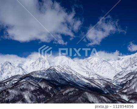 快晴の空と雪の北アルプス　長野県白馬村 112854856