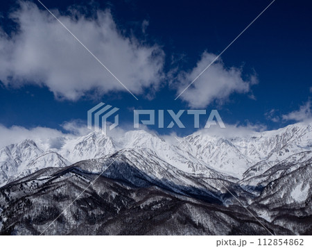 快晴の空と雪の北アルプス　長野県白馬村 112854862