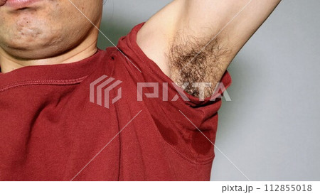 日本人男性の腋毛 112855018