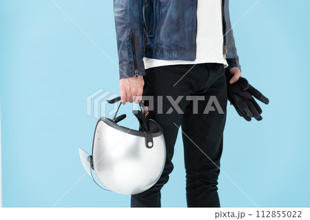 ヘルメットを持っている男性 ヘルメットを持っている男性 112855022