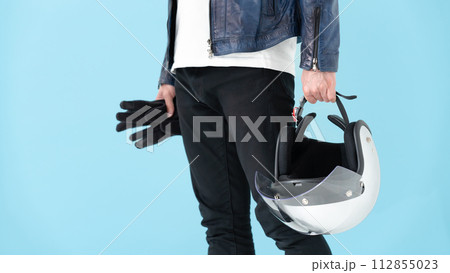 ヘルメットを持っている男性 112855023