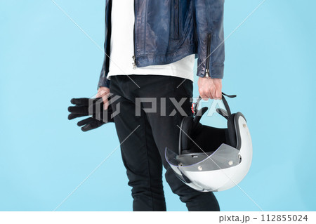 ヘルメットを持っている男性 112855024