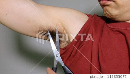 腋毛を切る人物 112855075