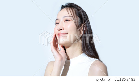 女性のポートレート　ビューティーイメージ 112855483