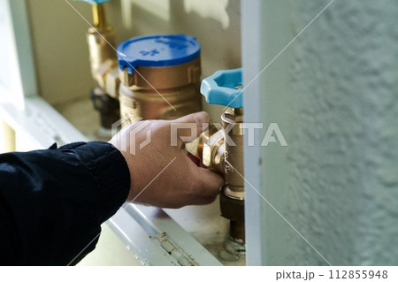 マンション　集合住宅　メーターボックス内　室内用止水バルブ取替　状況　工事写真　02 112855948
