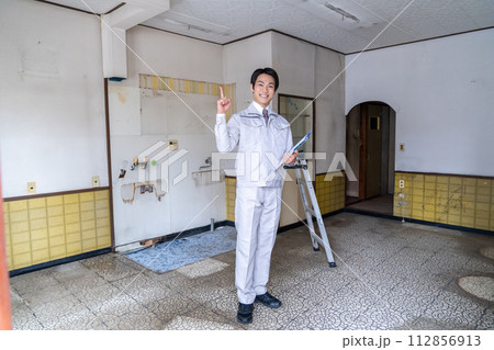 点検する作業服の業者 点検する作業服の業者 112856913