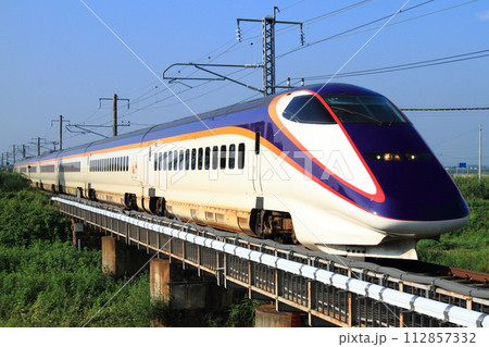 山形県内の在来線区間を走る山形新幹線E3系 山形県内の在来線区間を走る山形新幹線E3系 112857332