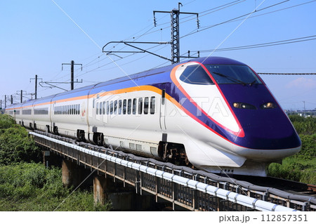 山形県内の在来線区間を走る山形新幹線E3系 112857351