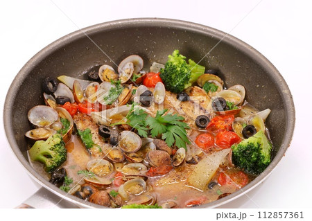 アクアパッツア　イタリア料理　魚と魚介類 112857361