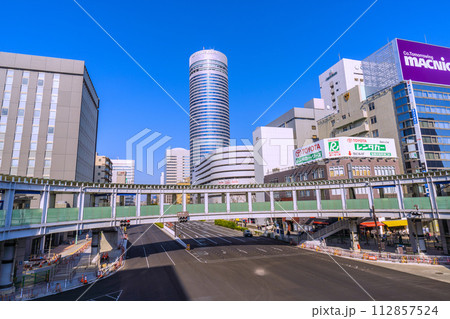 日本の横浜都市景観 6車線道路誕生…新横浜駅入口や横浜プリンスHなどを望む＝3月15日 112857524