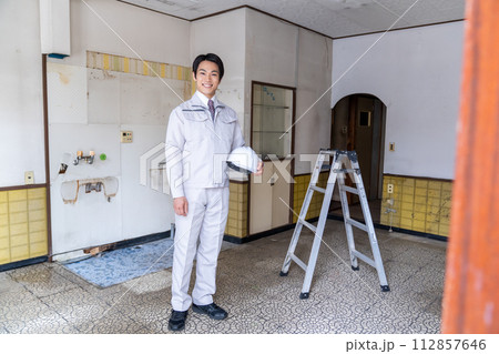 点検する作業服の業者 点検する作業服の業者 112857646
