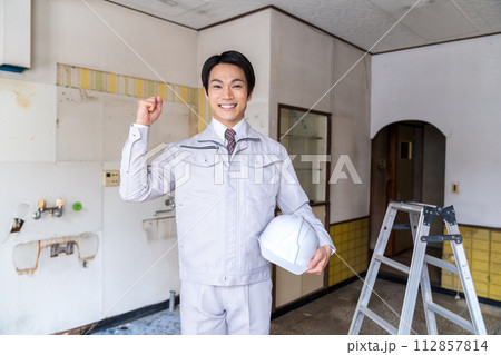 点検する作業服の業者 点検する作業服の業者 112857814
