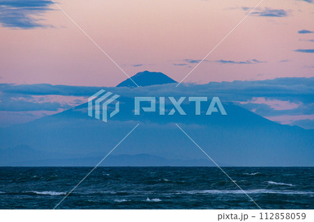 静岡県御前崎市御前崎　御前崎マリンパークと富士山の風景 112858059