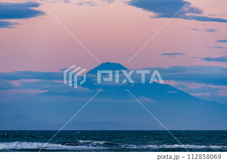 静岡県御前崎市御前崎　御前崎マリンパークと富士山の風景 112858069