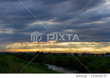 静岡県袋井市愛野 夕暮れ時の風景 静岡県袋井市愛野 夕暮れ時の風景 112858137