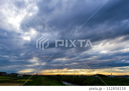 静岡県袋井市愛野 夕暮れ時の風景 静岡県袋井市愛野 夕暮れ時の風景 112858138