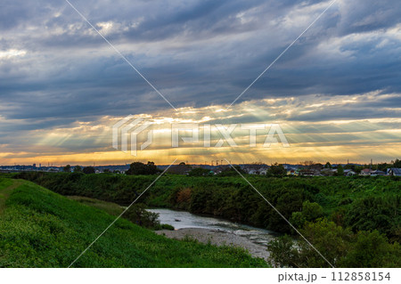 静岡県袋井市愛野 夕暮れ時の風景 静岡県袋井市愛野 夕暮れ時の風景 112858154