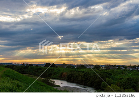 静岡県袋井市愛野　夕暮れ時の風景 112858166