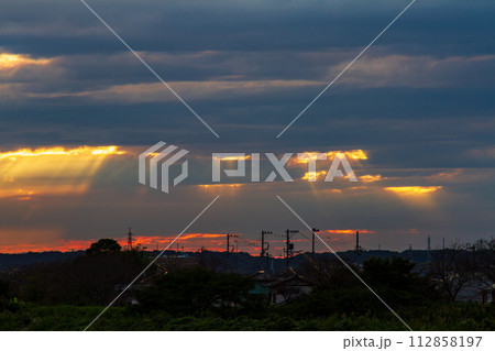 静岡県袋井市愛野　夕暮れ時の風景 112858197