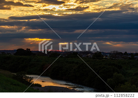 静岡県袋井市愛野　夕暮れ時の風景 112858222