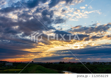 静岡県袋井市愛野　夕暮れ時の風景 112858229