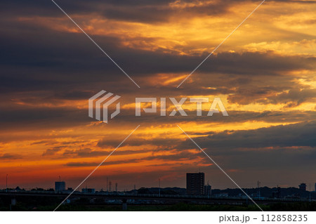 静岡県袋井市愛野　夕暮れ時の風景 112858235