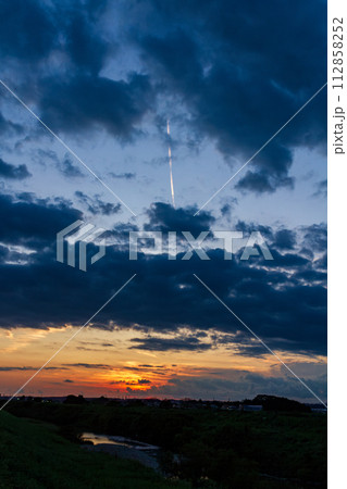 静岡県袋井市愛野　夕暮れ時の風景 112858252