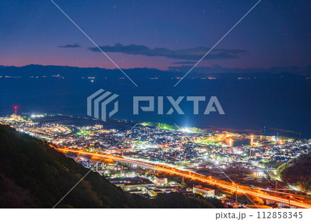 （静岡県）静岡市を走る東名高速道路・用宗付近、対岸は伊豆半島の灯り　夜明け前 112858345