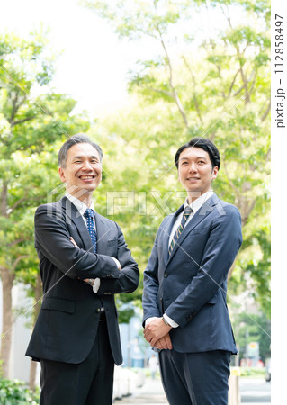 ビジネス 新緑 男性 2人 ビジネス 新緑 男性 2人 112858497