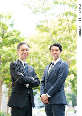 ビジネス　新緑　男性　2人 112858498