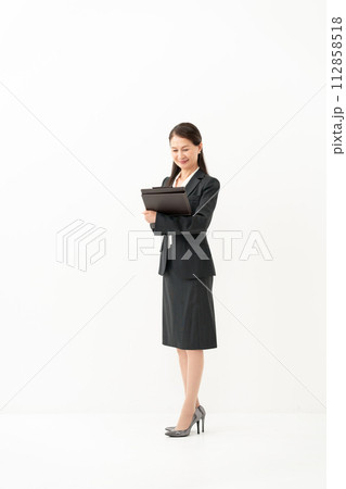 ビジネス　女性　シニア　秘書 112858518