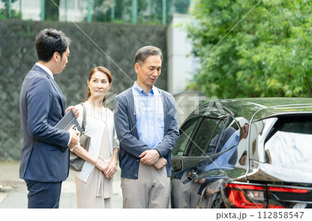 ディーラー カップル 車 ディーラー カップル 車 112858547