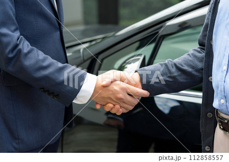 ディーラー カップル 車 握手 ディーラー カップル 車 握手 112858557
